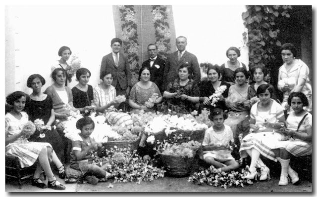 Vísperas de la Romería, confeccionando flores años 1920.