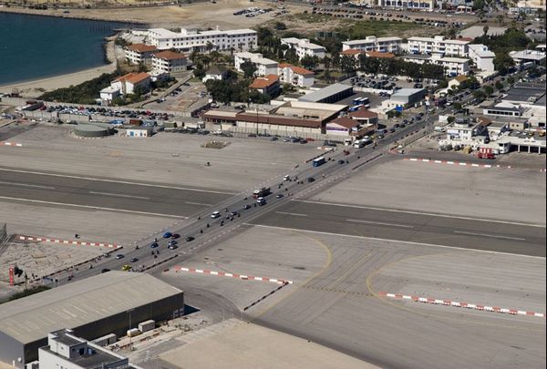 Gibraltar - Um aeroporto de parar o trânsito ~ Você