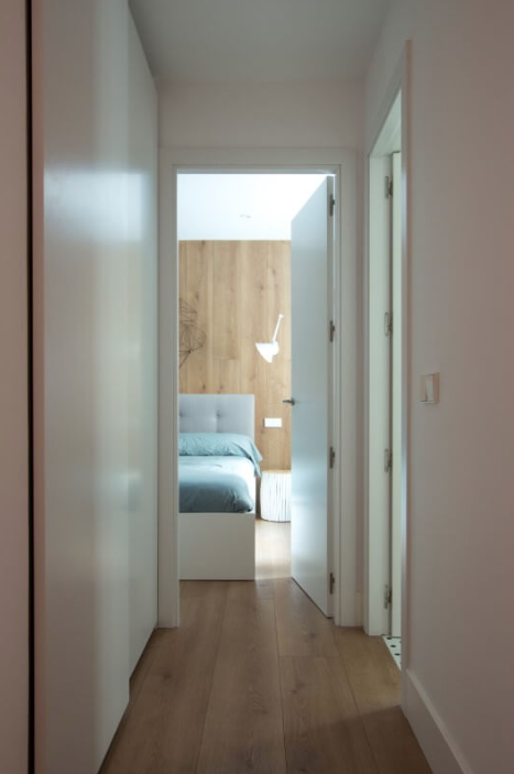 Hogar elegante con madera en Madrid