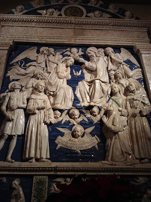 Basilica dell'Osservanza di Siena: Incoronazione della Madonna di Andrea della Robbia.