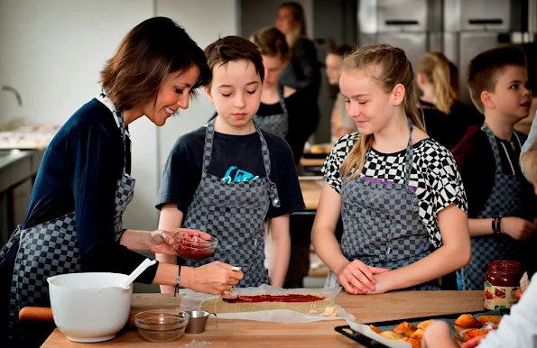 Princess Marie as Patron of DanChurchAid participated in a baking event with school children. The proceeds of the event and similar ones will go to the DanChurchAid