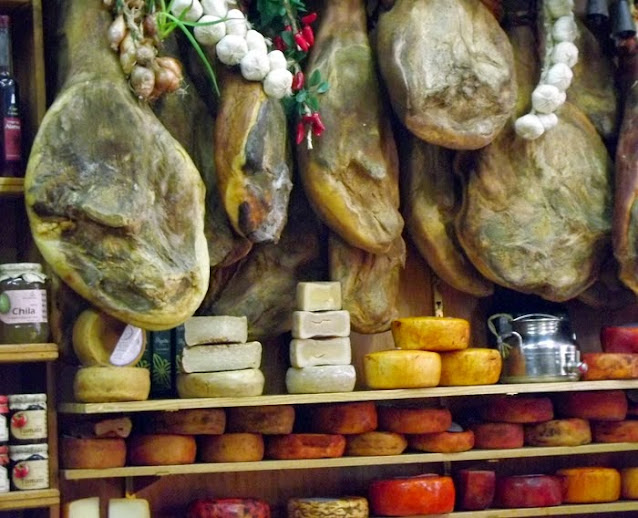 presuntos e queijos expostos numa mercearia do Porto