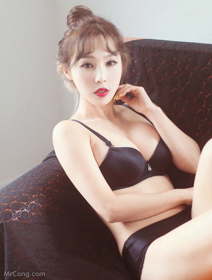 Lee Ji Na in a bikini picture in October 2016 (155 photos)