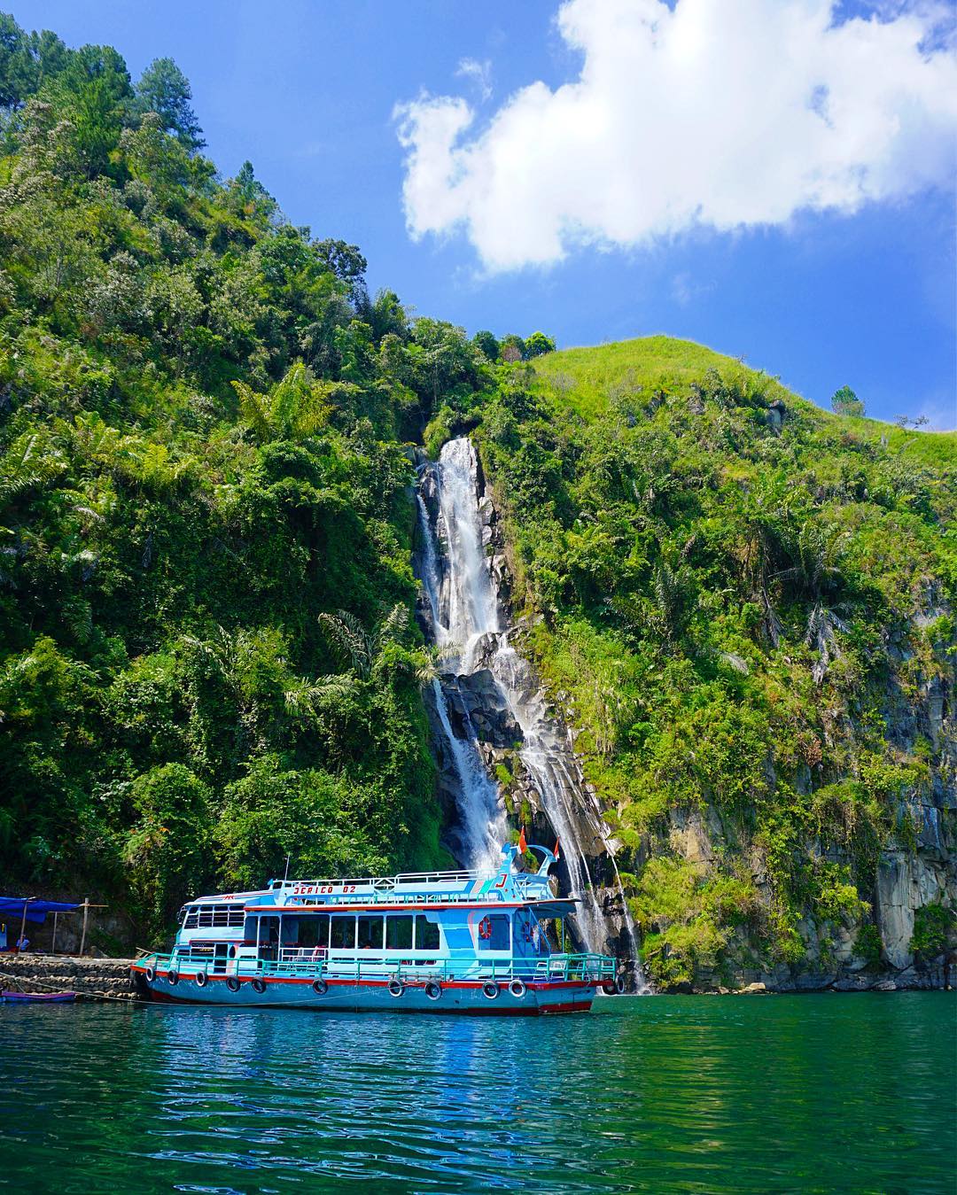 Unik, Ada Air Terjun "Situmurun" yang Langsung Jatuh ke Tao Toba
