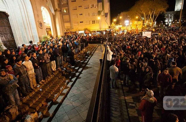 Agitadores iniciam agressão sacrílega contra catedral defendida por católicos