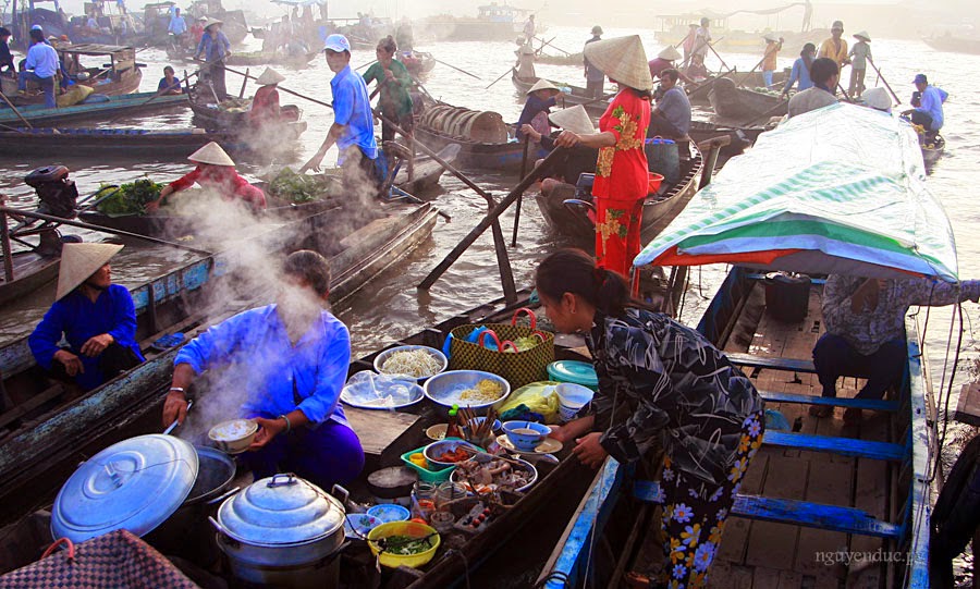Top 5 attractive floating markets in Mekong Delta