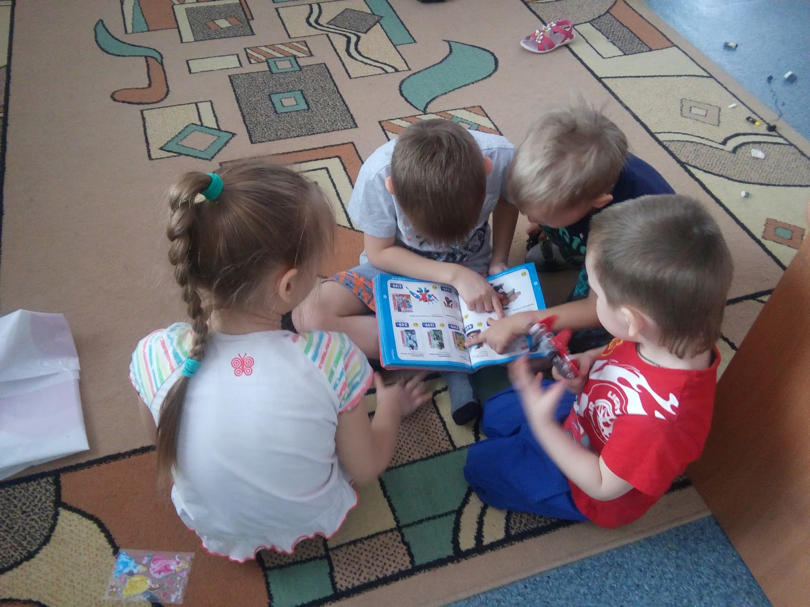 наш класс шефство взял малышами над саду