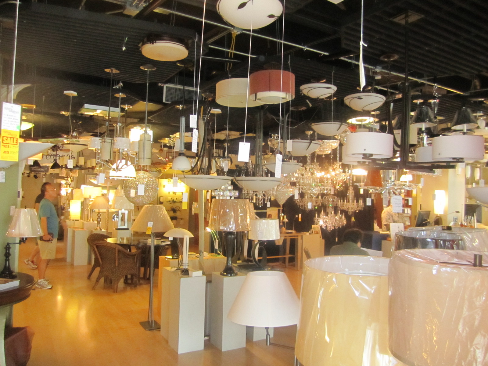 さとうあつこのハワイ不動産 LIGHTING ELEGANCE カイムキの照明器具屋