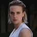MØ quer passar os dias e as noites dançando com você no vídeo de "Nights With You"