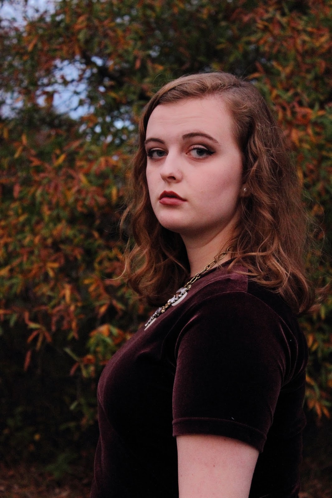 Chicly, Bee: She Wore Maroon Velvet