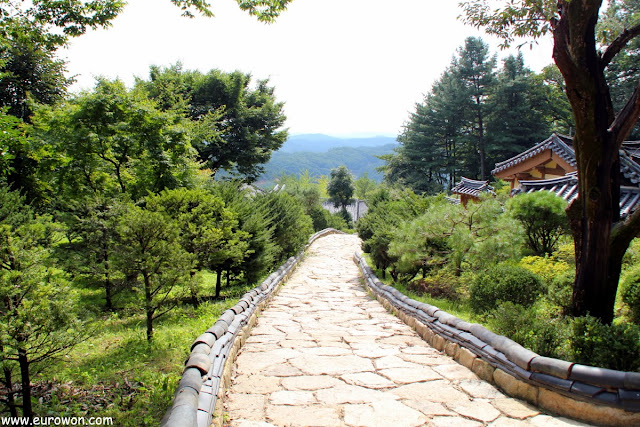 Camino de losas de piedra del templo Buseoksa