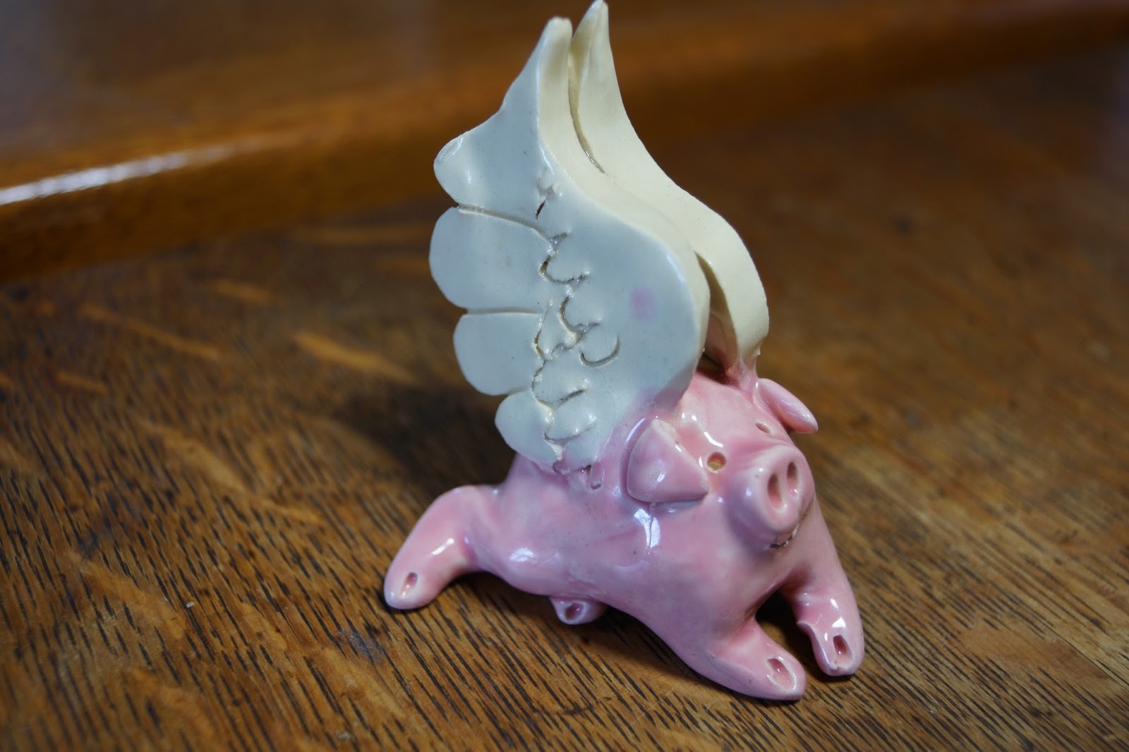 グッチ　ブローチ　フライングピッグ GUCCI Resin Flying Pig Brooch Pink 1423774 | FASHIONPHILE