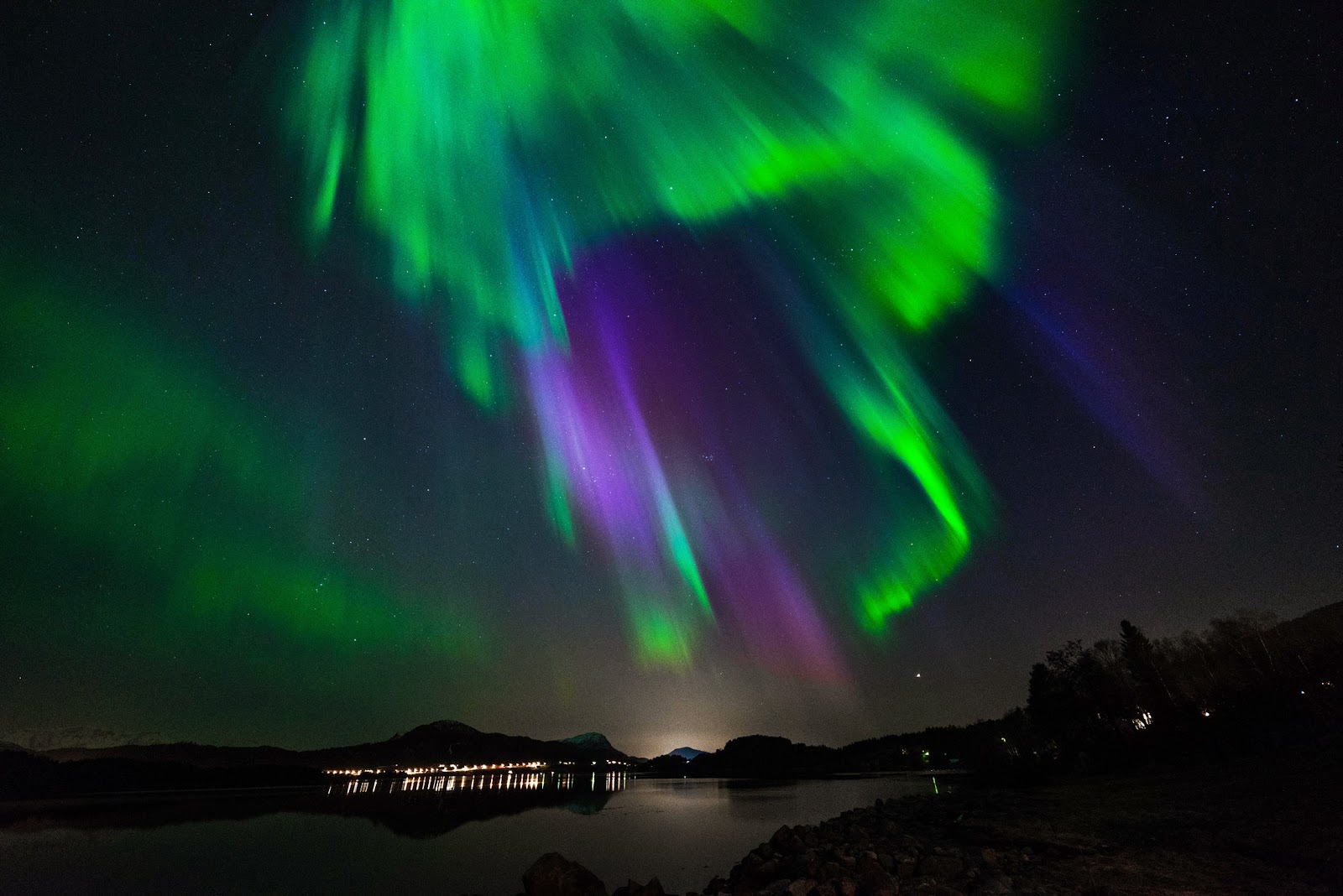 Orbiter.ch Space News: Heart of the black auroras revealed by Cluster