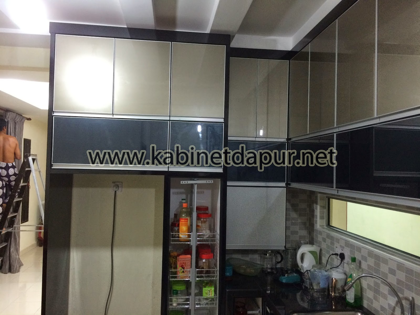 Projek Kabinet Dapur Di Taman Astana Sungai Petani Alamualai Ini Projek Terbaru Kami September 2017 Material 3g Gl Warna Metalik Gold Dan Steel Top Konkrit Kemasan Mozek 2 Kaki
