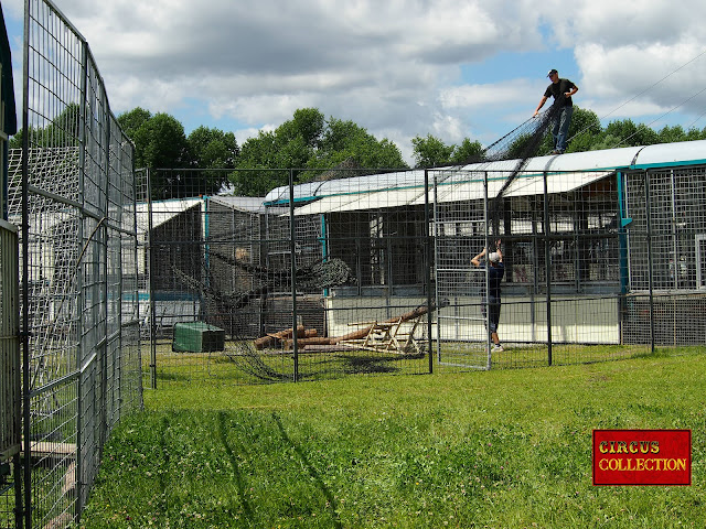 Roulottes cages et installations des parcs pour les tigres et les lions de Martin Lacey au Circus Krone, 2012