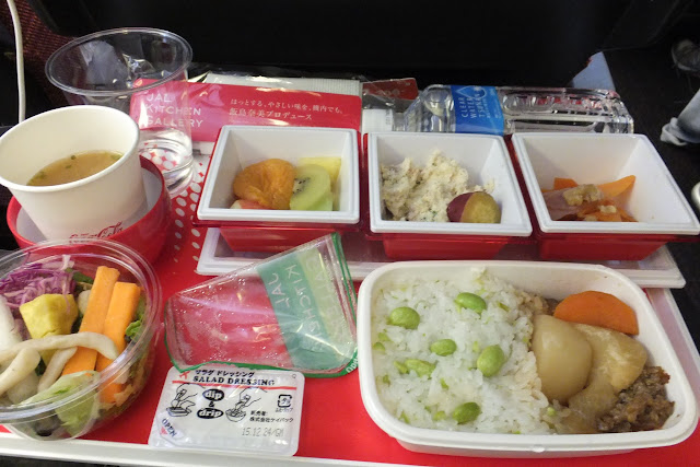 【JAL】「彩」に凝りすぎ？肉じゃが機内食をいただく、JALエコノミークラス搭乗記-JL407/777-300-(ヨーロッパ旅2015#2