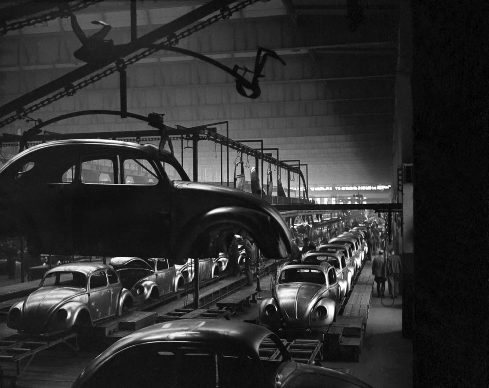 The assembly line. 1952.