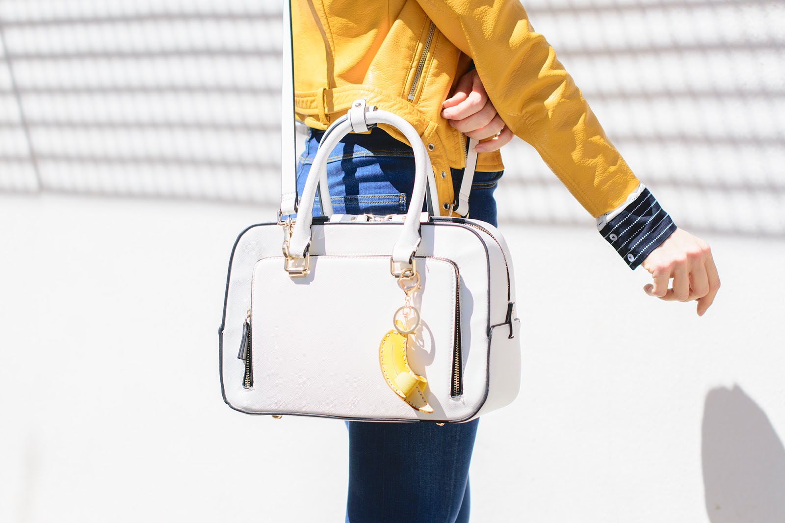 Look de estilo navy con biker amarilla de Zara