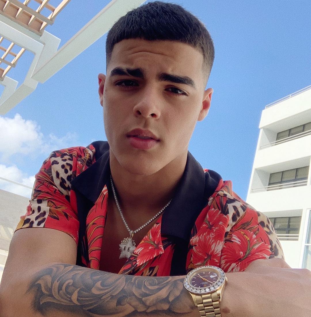 Lunay nos muestra sus habilidades con el balón de fútbol | Reggaeton Rankiado | Música urbana latina en un solo sitio