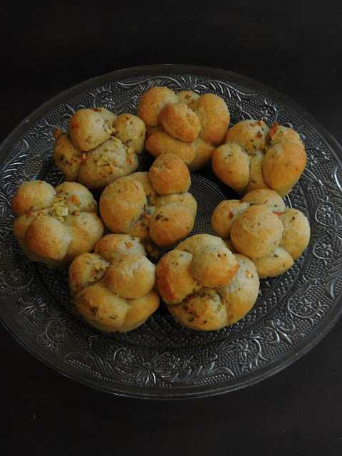 Bite Sized Garlic monkey bread