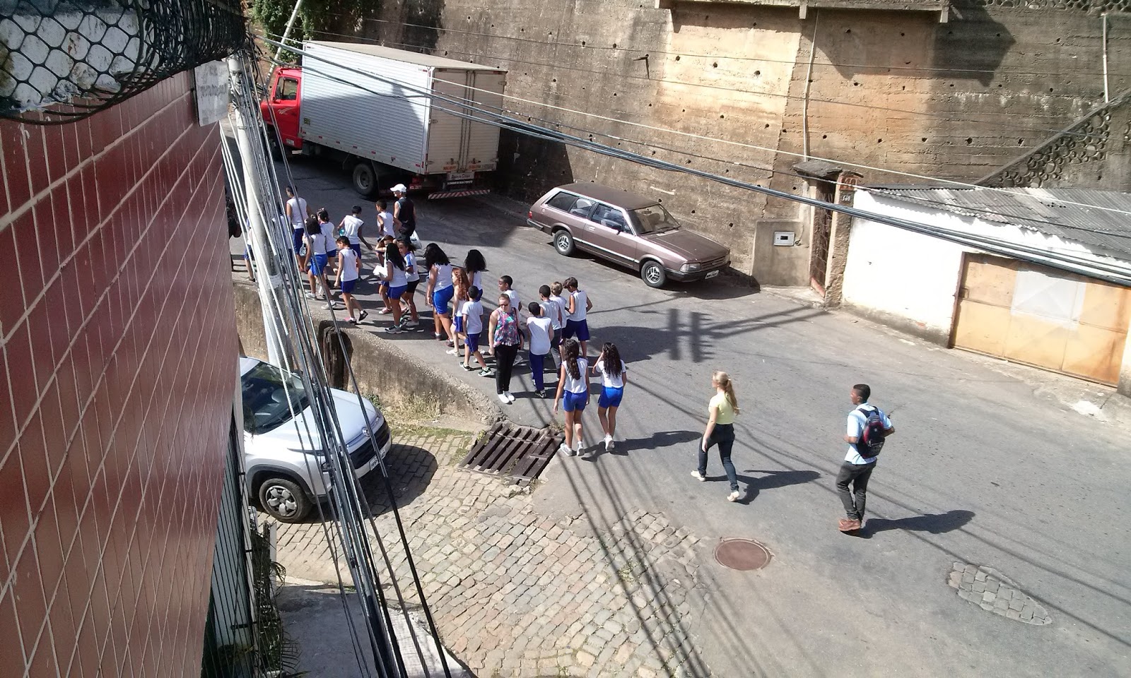Repórter Paulo Maciel CRIANÇAS CAMINHAM PELA RUA HUMBERTO DE CAMPOS, EM COLATINA/ES