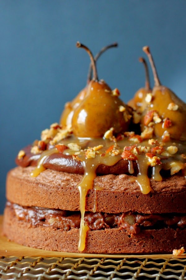 Schokoladen Birnen Torte mit Karamellguss und Mandelknusper ...