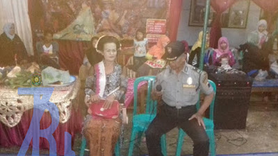 Anggota Polsek Pituruh Amankan Kesenian Kuda Kepang