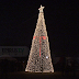 ΙΩΑΝΝΙΝΑ:Το δέντρο 11,5 μέτρων   της γαλακτοβιομηχανίας Δωδώνη ακτινοβολεί αγάπη και προσφορά στην πλατεία Μαβίλη! (φωτο -βίντεο)