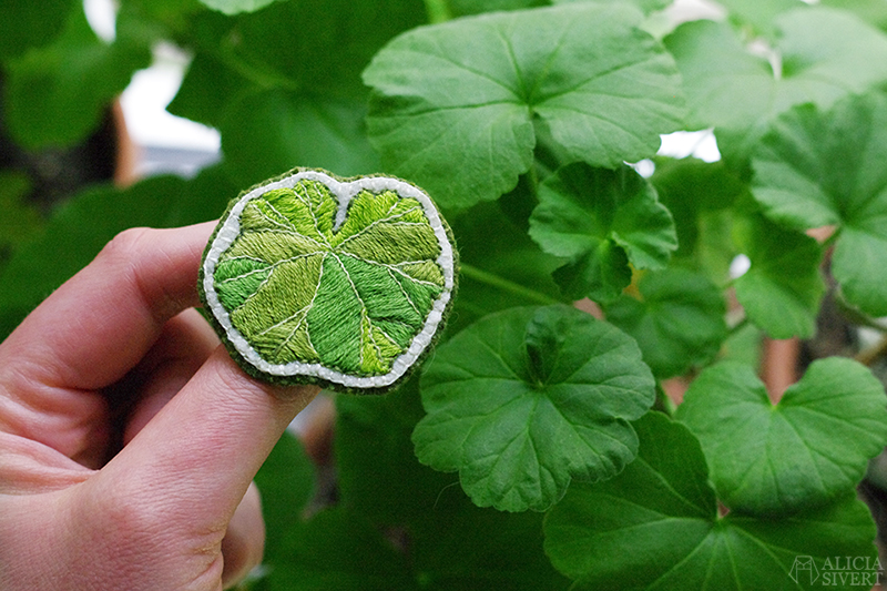 Mårbackapelargon, broderad brosch av Alicia Sivertsson. aliciasivert alicia sivert sivertsson skapa skapande kreativitet diy do it yourself gör det själv creativity art konst textilkonst textile broderi embroidery needlework hoop art hand handbroderi handbroderad broderad brosch bladbrosch broscher blad löv växter växtgäris hantverk handarbete beställa beställning present handgjord handgjort mårbacka pelargon mårpackapelargon