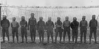 British+soldiers+playing+football