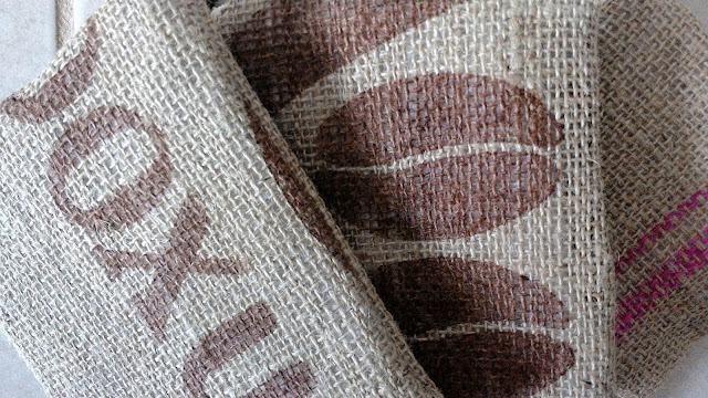Burlap zipper pouches by Lina and Vi Handmade Michigan www.linaandvi.etsy.com Burlap zipper pouches by Lina and Vi Handmade Michigan www.linaandvi.etsy.com