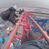 Grupo de jovens escalam, ilegalmente, a The Big One do parque Blackpool Pleasure Beach