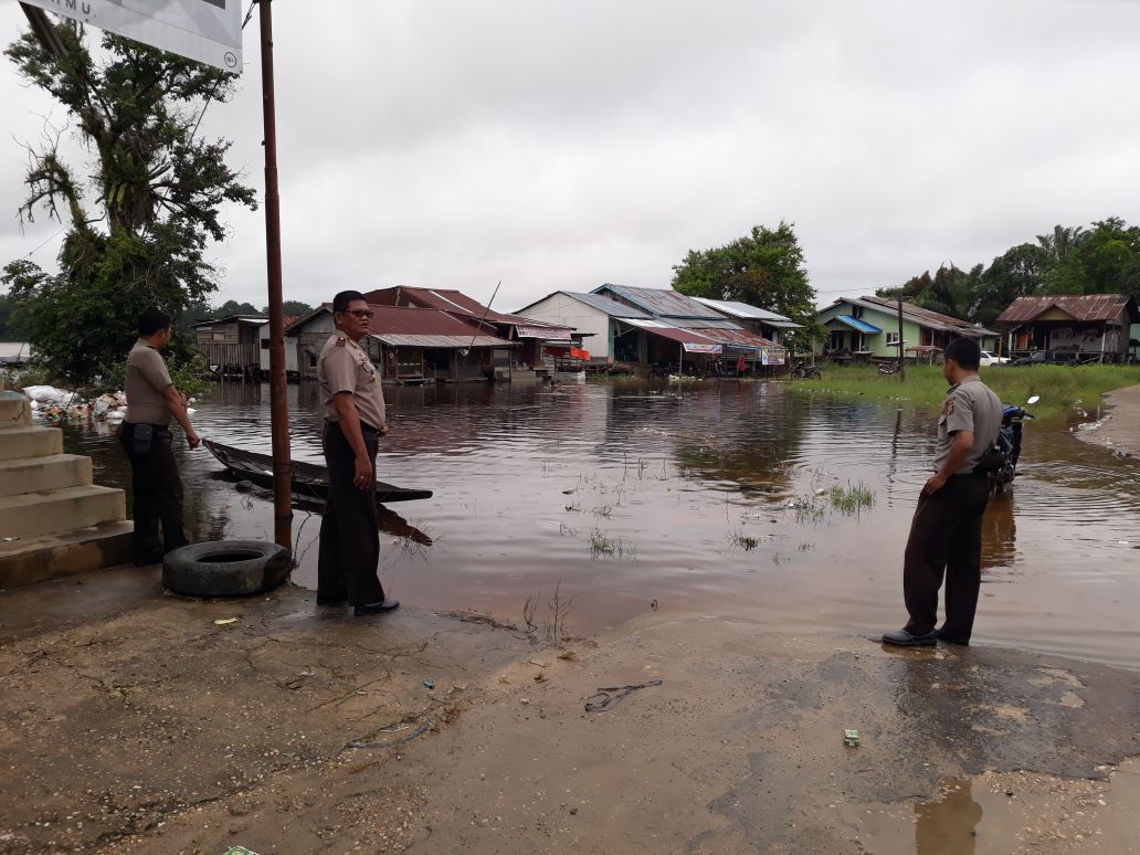 Kapolsek Belitang monitor Warga Terkena Dampak Banjir Kapolsek Belitang monitor Warga Terkena Dampak Banjir