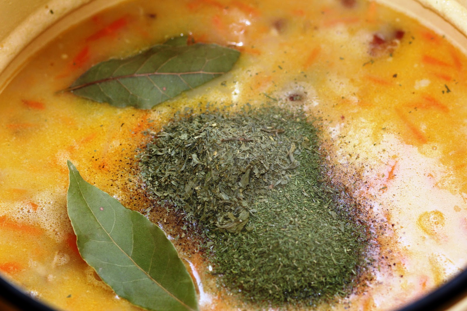 Укроп добавляют в суп. Приправа для супа. Суп с Лавровым листом. Специи для горохового супа. Приправа для горохового супа.