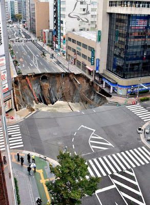 Beszakadt úttest Japánban — Fotó: Kyodo News/AP/MTI Japán, beszakadt úttest, Fukuoka