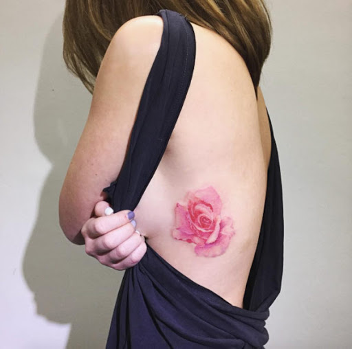 Esta caixa torácica rose tattoo
