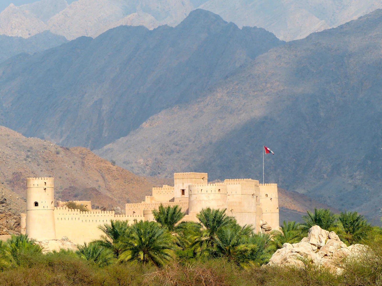 Коло оману. Форт Нахаль Оман. Крепость султанат Оман. Ибри Оман. Оазис Оман.