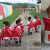 Prefeitura entrega kits escolares com mochilas maiores que as crianças e assunto viraliza e vira piada