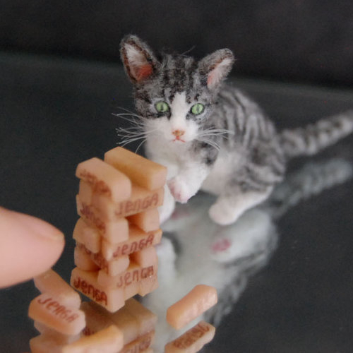 04-Cat-Playing-Jenga-ReveMiniatures-Miniature-Animal-Sculptures-that-fit-on-your-Hand-www-designstack-co