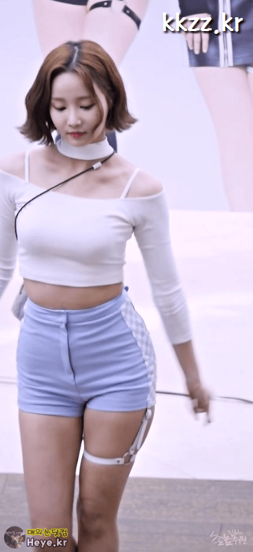 모모랜드, 연우 타이트한 오프솔더..