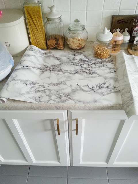diy super cheap, easy marble look counters done with contact paper. www.makedoanddiy.com