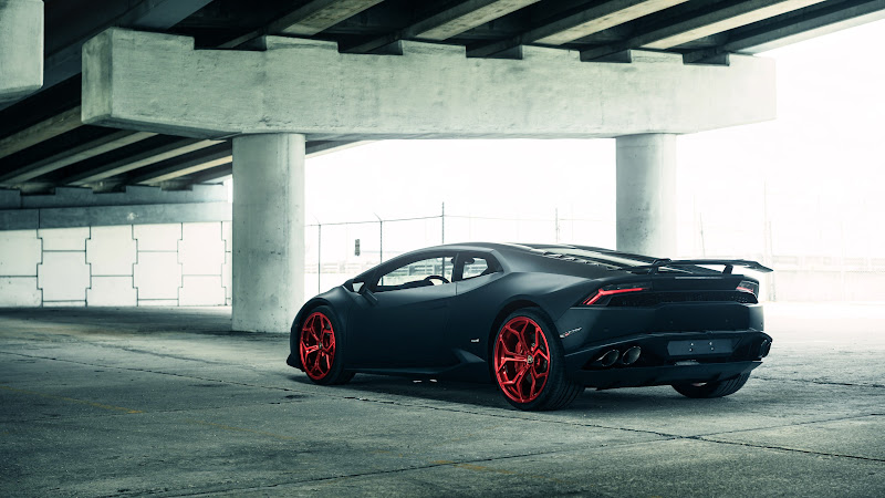 Black Lamborghini Huracan 2