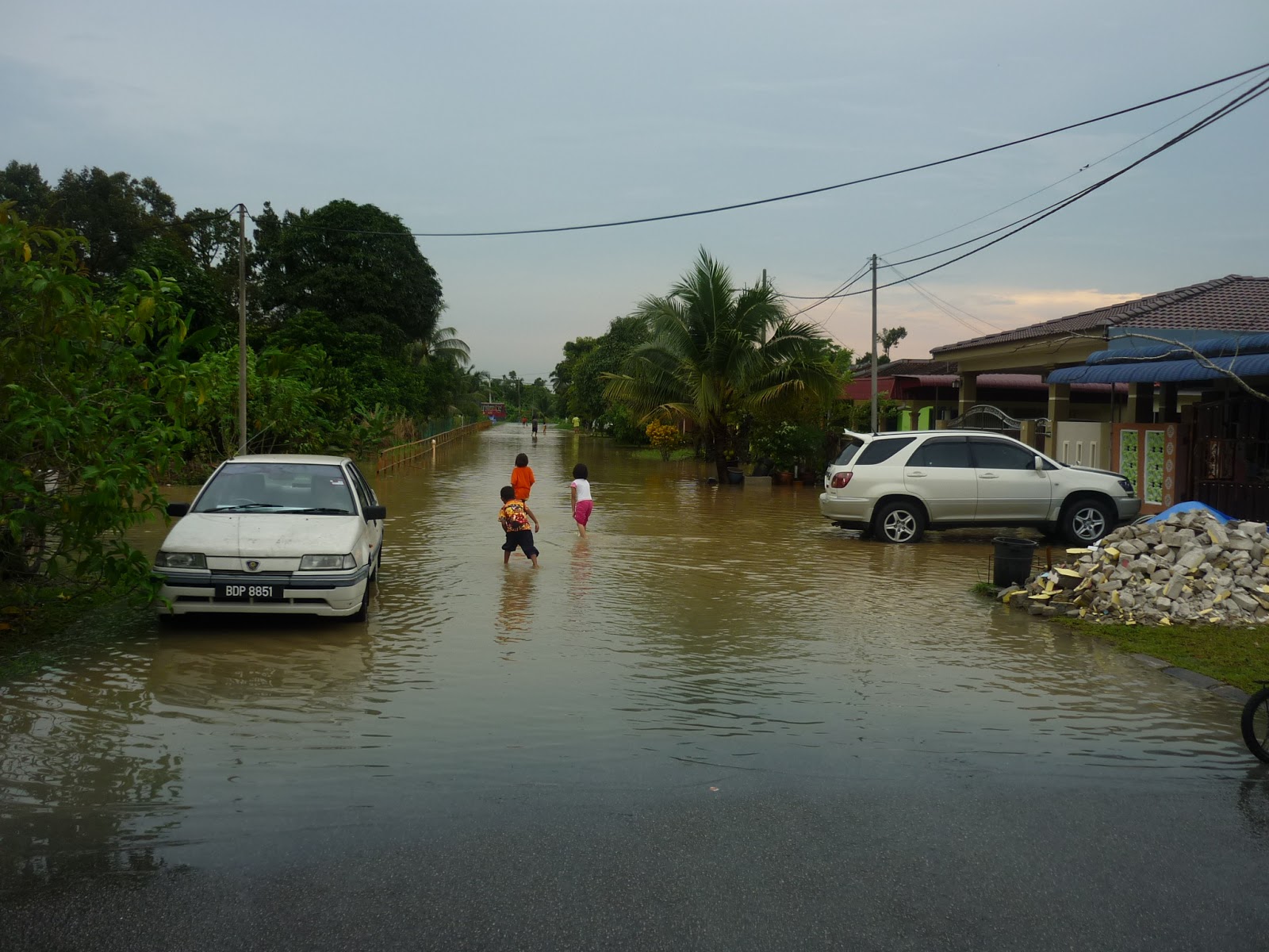Dalam hatiku... Banjir kilat...