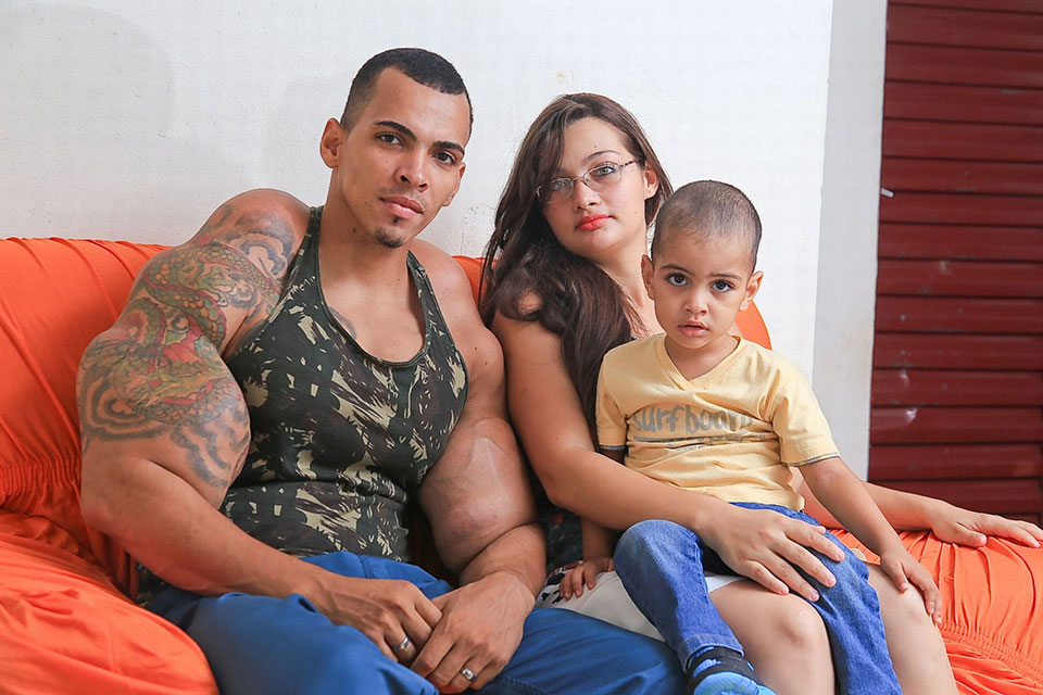 Romário dos Santos Alves ao lado da esposa e do filho. Foto: Pedro Ladeira/Barcroft