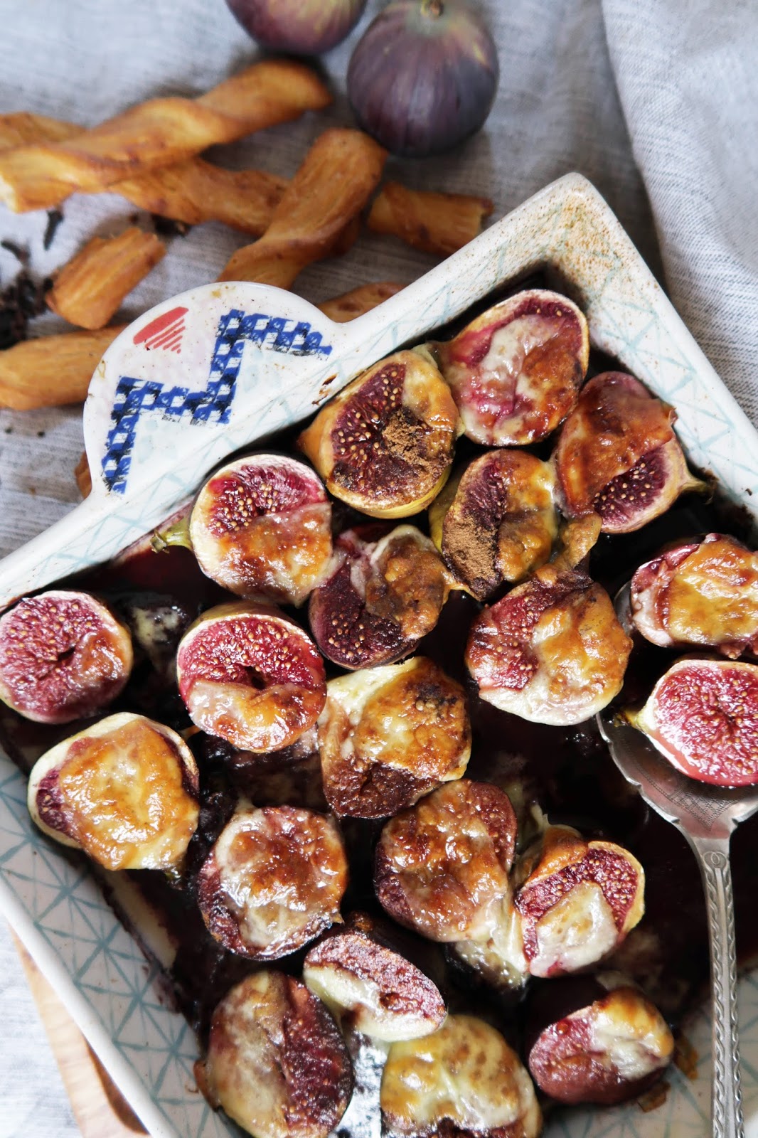 Baked figs in red wine sprinkled with cheddar Baked figs on red wine & cheddar recipe