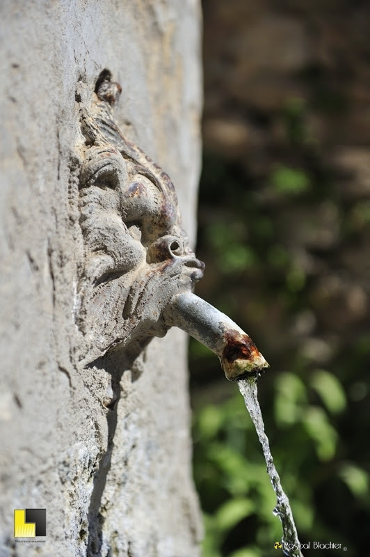 détail fontaine Grignan photo Pascal Blachier