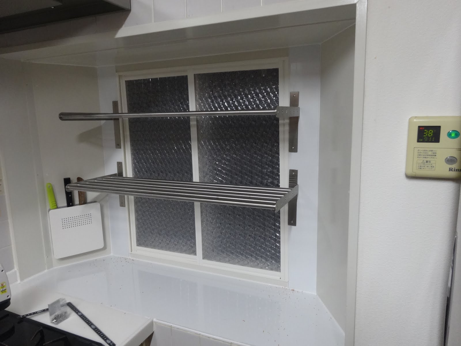 小林家内業 Kobayashi home office blog キッチン出窓を半分閉鎖して2重窓と棚を作成