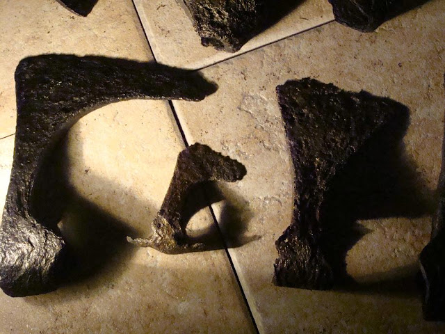 Topory wczesnośredniowieczne znalezione na gieckim grodzisku, stara ekspozycja w tamtejszym muzeum