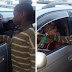 Menino de rua se aproxima de carro para pedir esmola. Depois, chora sem parar ao ver quem está dirigindo