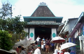 gerbang menuju makam Sunan Muria